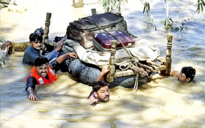 [포토] 파키스탄, 석달째 멈추지 않는 폭우…사망자 1000여명 