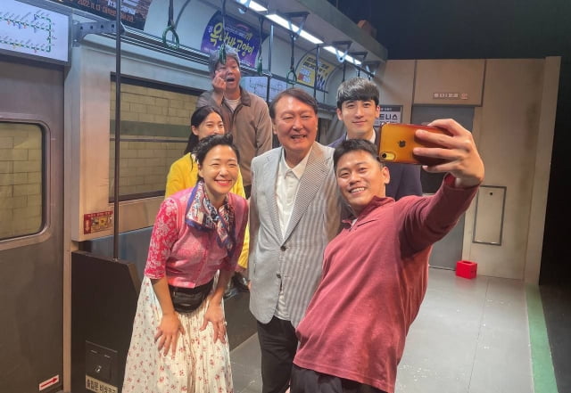 O presidente Yoon Seok Yeol, que está de férias de verão, posa com os atores depois de assistir a uma peça em um pequeno teatro em Daehak-ro, Jongno-gu, Seul, no dia 3 do mês.  / Foto = Enviada pela Reitoria