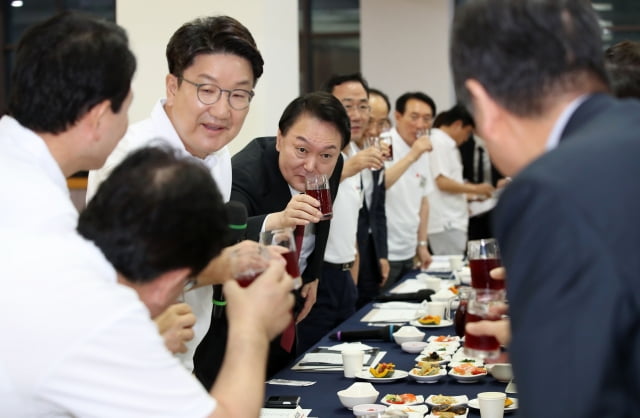 윤석열 대통령이 25일 충남 천안 재능교육연구원에서 열린 국민의힘 국회의원 연찬회에 참석해 오미자 주스가 담긴 잔으로 의원들과 건배하고 있다. / 사진=대통령실사진기자단