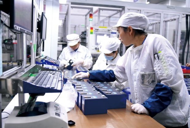 중국 푸젠성에 있는 CATL 공장 직원들이 제품을 점검하고 있다. 사진=신화연합뉴스