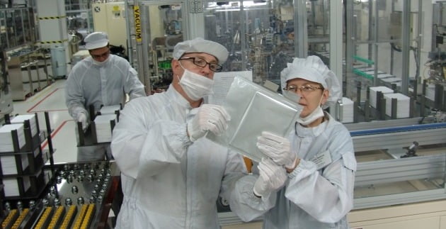 미국 미시간 주에 있는 LG에너지솔루션 홀랜드 공장 직원들이 파우치형 배터리를 살펴보고 있다. 사진=LG에너지솔루션 제공