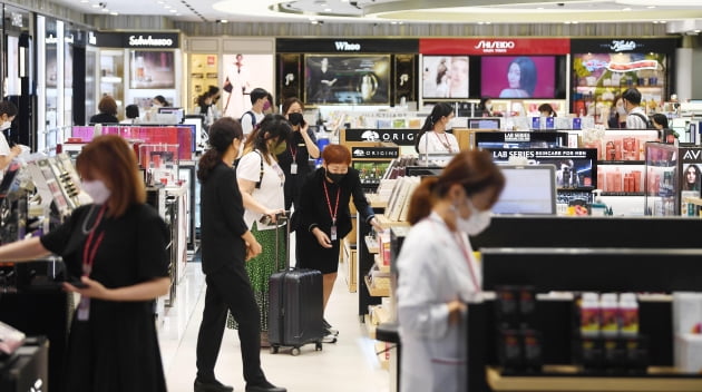 6월 29일, 서울 강서구 김포공항 국제선 청사 면세점에서 승객들이 화장품을 살펴보고 있다.(사진=한국경제신문) 