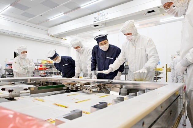 이재용 삼성전자 부회장(왼쪽 넷째)이 2022년 6월 14일(현지 시간) 네덜란드 에인트호번에 있는 ASML 본사에서 방호복을 입고 반도체 장비를 점검하고 있다. 사진=삼성전자 제공