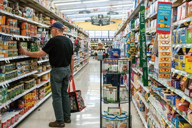  HOUSTON, TEXAS - JULY 15: A customer shops in a Kroger grocery store on July 15, 2022 in Houston, Texas. U.S. retail sales rose 1.0% in June according to the Commerce Department, with consumers spending more across a range of goods including gasoline, groceries, and furniture.   Brandon Bell/Getty Images/AFP
== FOR NEWSPAPERS, INTERNET, TELCOS & TELEVISION USE ONLY ==/2022-07-16 05:26:35/
