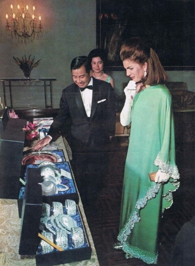 재클린 케네디 오나시스(오른쪽)가 1967년 캄보디아를 방문했을 때 입은 발렌티노 드레스(사진②)
사진출처 : instagram realmrvalentino