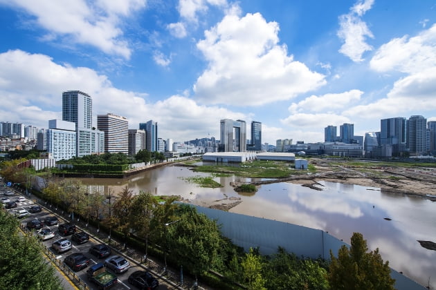 지난 8월 10일 전날 서울에 내린 폭우로 서울 용산 정비창 부지에 물이 고여 있다.[이승재 기자]