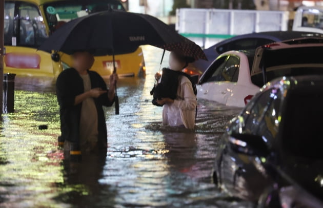 [Photo Reports]115년 만의 사상 최악 폭우…속절없이 물에 잠긴 서울 