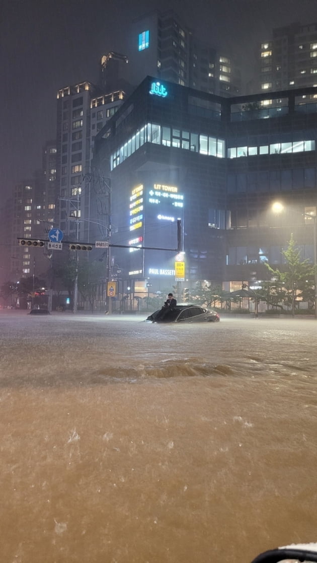 [Photo Reports]115년 만의 사상 최악 폭우…속절없이 물에 잠긴 서울 