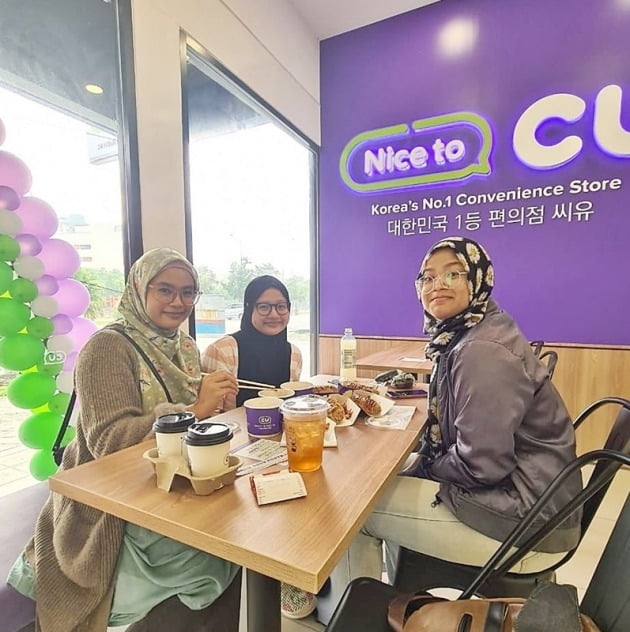말레이시아 20호점인 CU 텐키아라점에서 고객들이 한국 식품을 먹고 있다.  사진=BGF리테일 제공