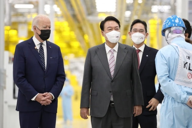 2022년 5월 20일 한국을 방문한 조 바이든(왼쪽부터) 미국 대통령, 윤석열 대통령, 이재용 삼성전자 부회장과 경기 평택의 삼성전자 반도체 공장을 시찰하고 있다. 사진=한국경제신문