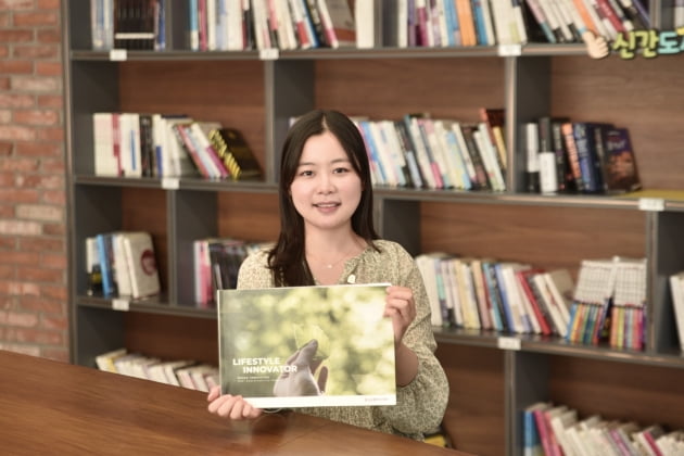 코오롱인더스트리 관계자가 최근 발간된 '2021 지속가능경영보고서'를 선보이고 있다.(사진=코오롱인더스트리)