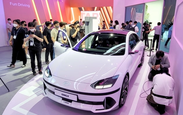 7월 14일 부산 해운대구 벡스코에서 열린 부산국제모터쇼 프레스데이 행사에서 현대자동차가 세계 최초로 전기차 ‘아이오닉6’를 공개했다. 사진=연합뉴스