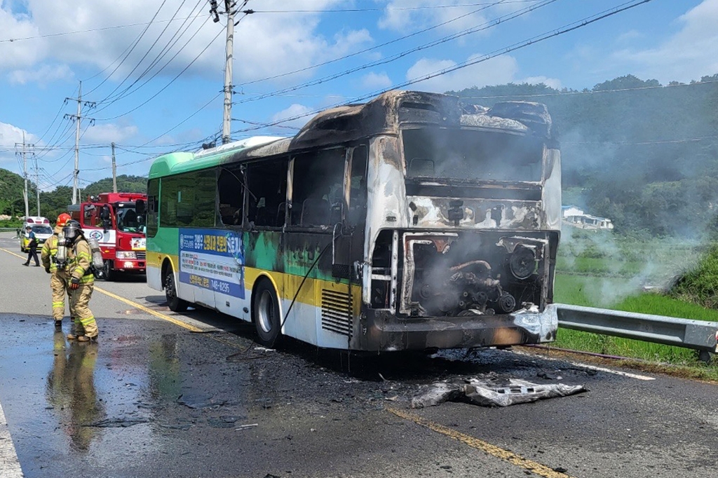 경주서 시내버스에 불…기사·승객 등 8명 대피