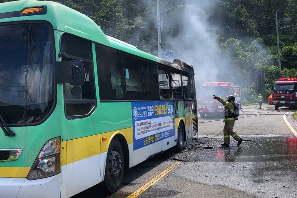 경주서 시내버스에 불…기사·승객 등 8명 대피