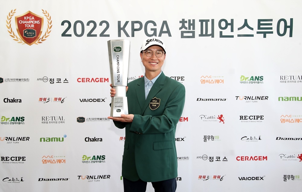 김경민, KPGA 챔피언스투어 우승…프로 데뷔 28년 만에 첫 승