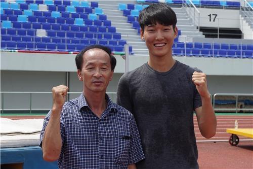 우상혁을 높이뛰기로 이끈 윤종형 코치 "파리올림픽 金 예감"