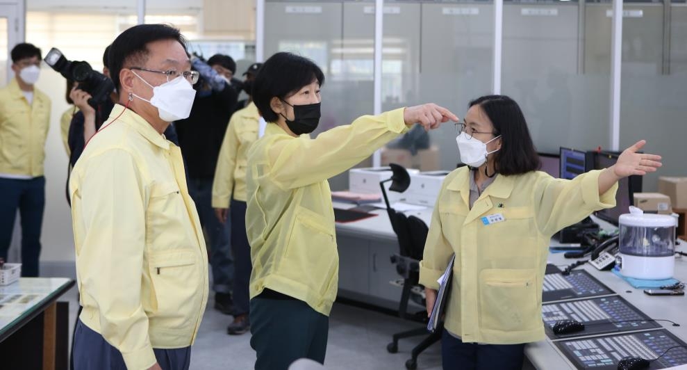 환경장관, 낙동강 방문 일정 일부 취소…환경단체 반발