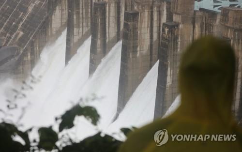 중부지방 '물폭탄'에 충주댐 2년만에 수문 열고 방류