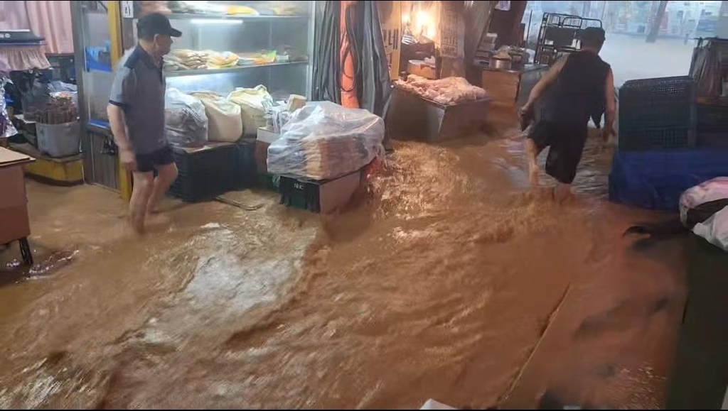 130㎜ 폭우에 흙탕물 넘첸 시장…상인들 "매년 반복"