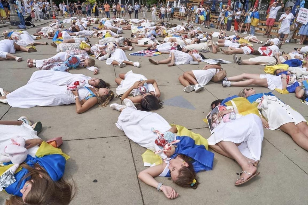 美 우크라계 여성 수백명, 시카고 도심서 흰옷 입고 침묵시위