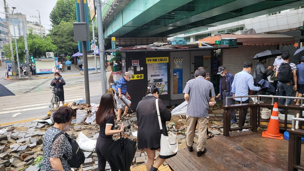 [중부 집중호우] 강남 일대 쑥대밭…도로 갈라지고 곳곳 버려진 차(종합)