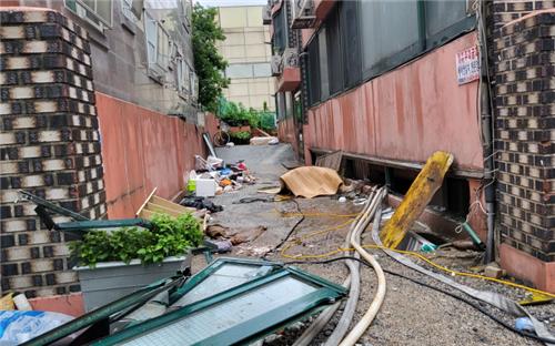 "여기 사람 있어요"…한밤 폭우에 반지하 발달장애 가족 참변
