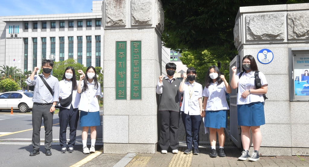 제주 4·3 재심 공판 방청 여고생들…"무죄 판단 이유가 뭐죠?"