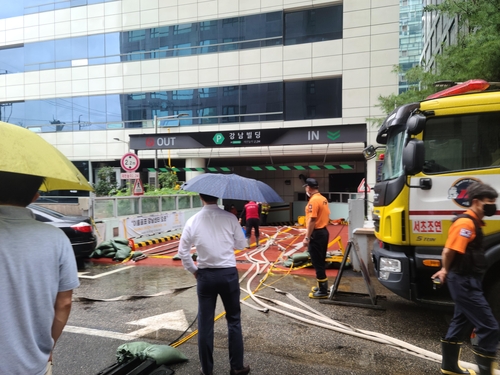 [중부 집중호우] 도심서 한밤 급류에 실종…수색은 난항(종합)