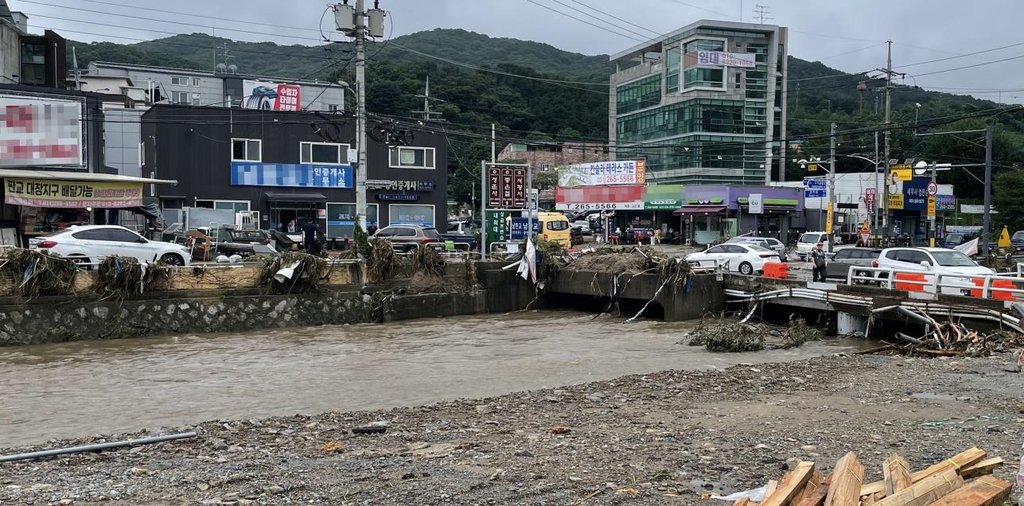 [중부 집중호우] "말려서 쓸 수만 있다면 하나라도 더 건져야죠"