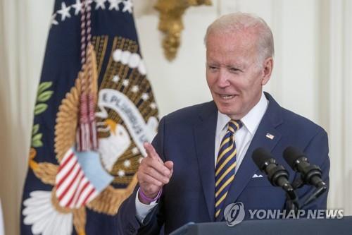 바이든, 인플레 상승폭 둔화에 "완화 시작 징후"…중간선거 호재