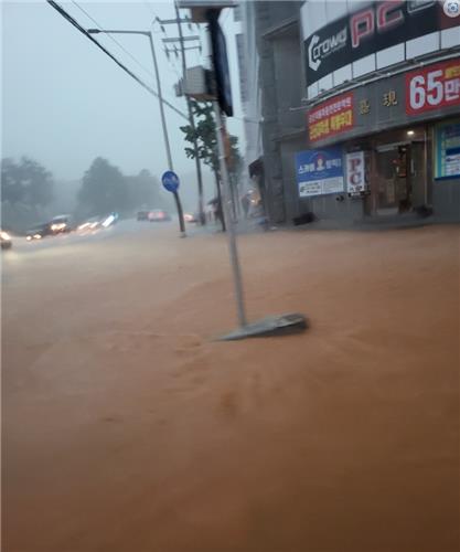 [집중호우] 군산 도로 곳곳 침수…시간당 70㎜ 폭우