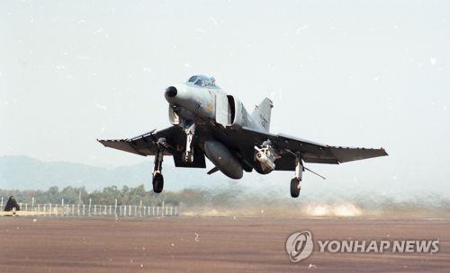 F-4E 전투기 1대 엔진화재로 서해상 추락…조종사 2명 무사탈출(종합2보)