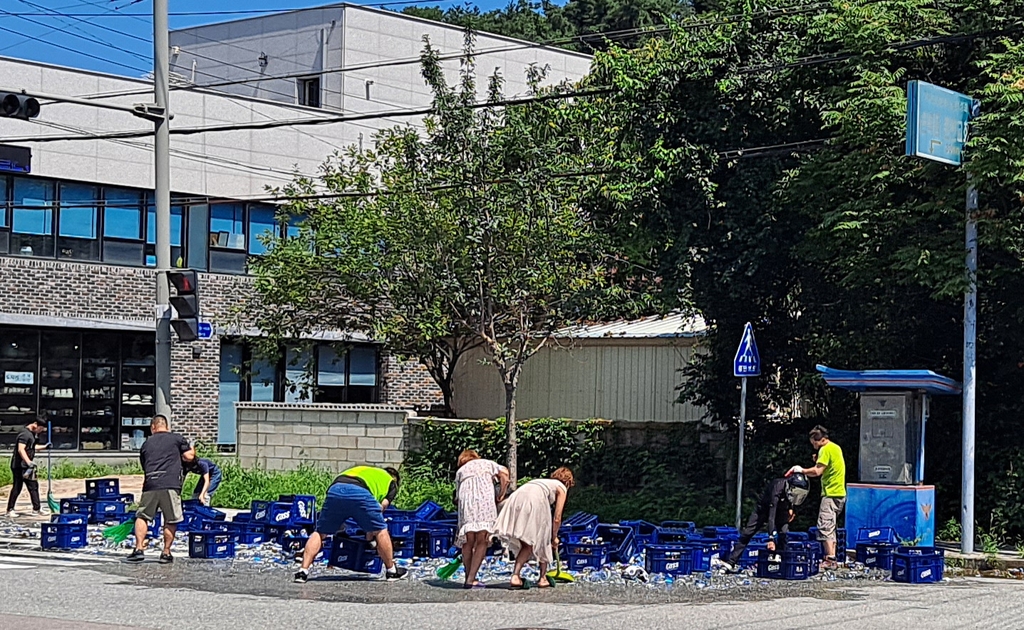 '춘천에 또 맥주가 와르르'…빗자루 들고 나타난 시민 천사들