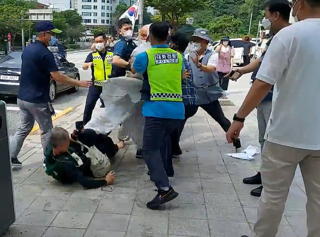 머리 찍어내리고 발길질…강남 한복판서 승려들 '무자비한 폭력'