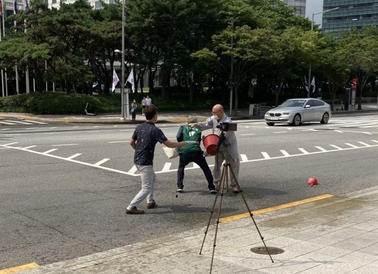 머리 찍어내리고 발길질…강남 한복판서 승려들 '무자비한 폭력'