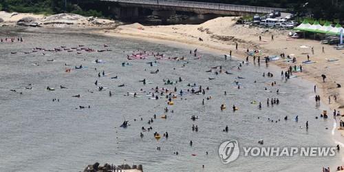 중부지방 수해 복구에 비지땀…해수욕장은 피서객 인산인해