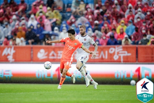'박민규 5년만의 데뷔골' 수원FC, 강원 홈 5연승 저지…6위 수성(종합)