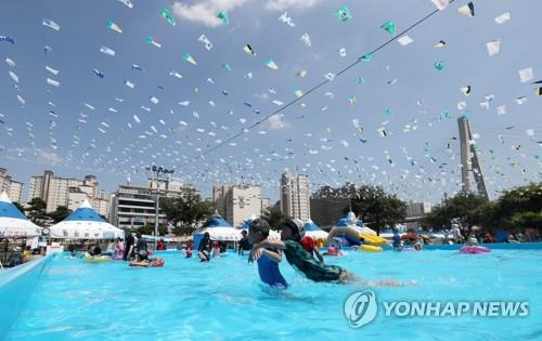 "더위 안 끝나"…대구 신천·금호강 물놀이장 21일까지 문 연다