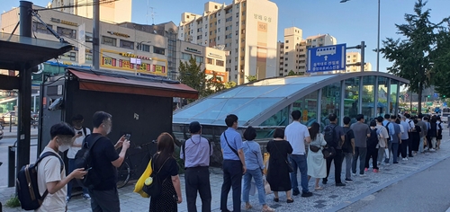 [흔들리는 대중교통] ① 200ｍ 대기줄…힘겹게 탄 버스안은 콩나물시루