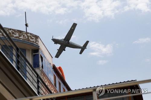 재집권 1년 맞은 탈레반, 노획 항공기 띄우며 군사력 과시