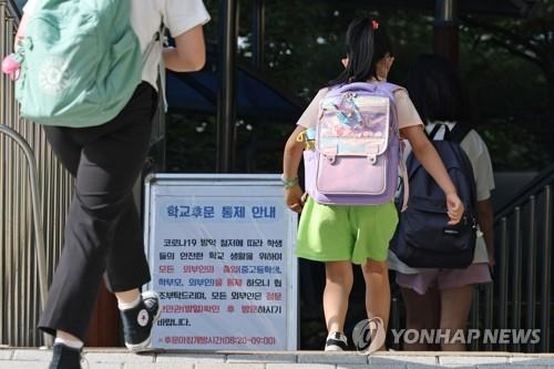 개학하는 경기도 학교들, 코로나19 확산세에 긴장…방역 총력