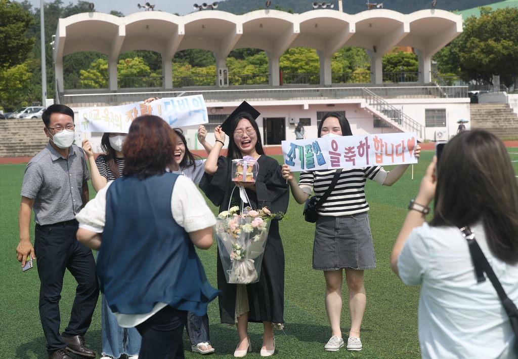 캠퍼스에 모처럼 학사모…창원대 3년만에 오프라인 학위수여식