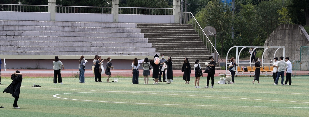 캠퍼스에 모처럼 학사모…창원대 3년만에 오프라인 학위수여식