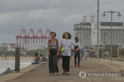 '국가부도' 스리랑카 경제 바닥 찍었나…관광객 늘고 주가 회복