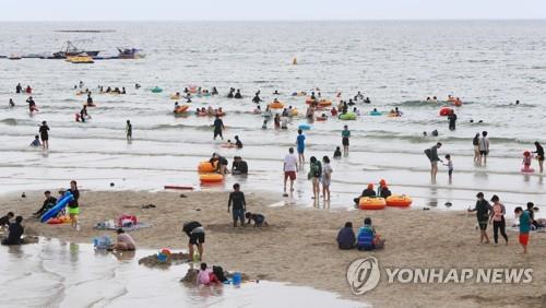 충북·경북 폭우 피해…전국 해수욕장엔 막바지 피서 인파