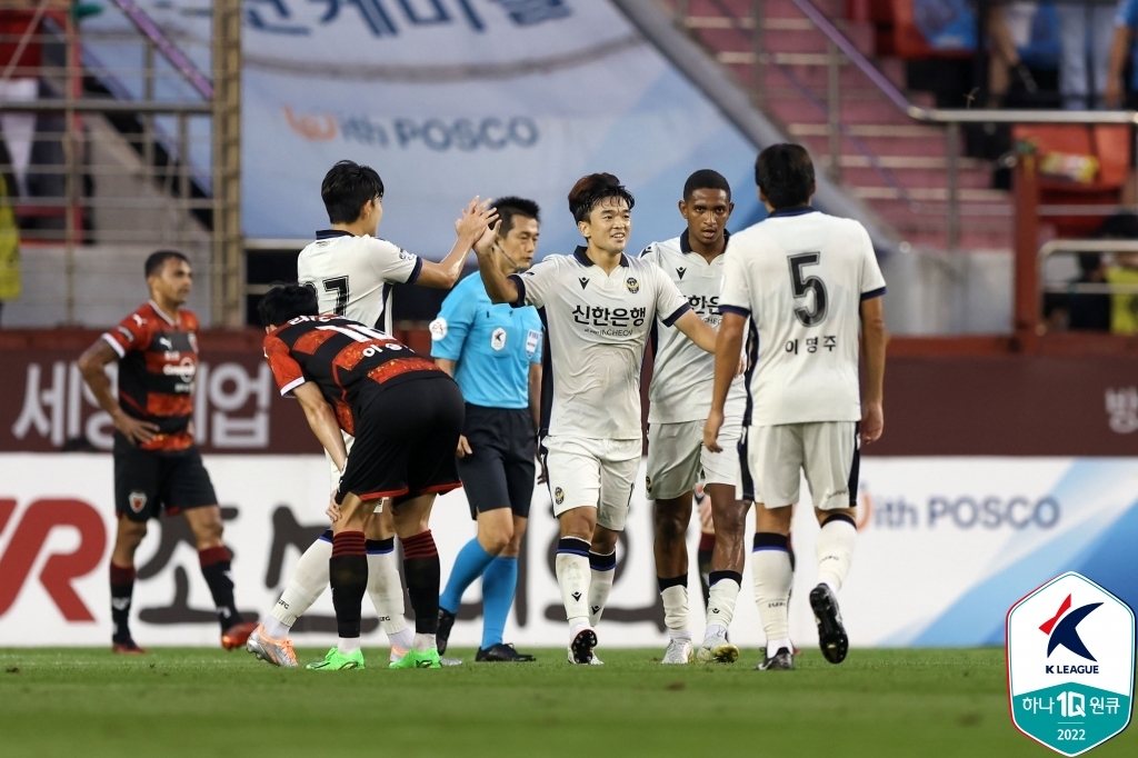 헤딩으로 한 골씩…프로축구 포항, 인천과 1-1 무승부