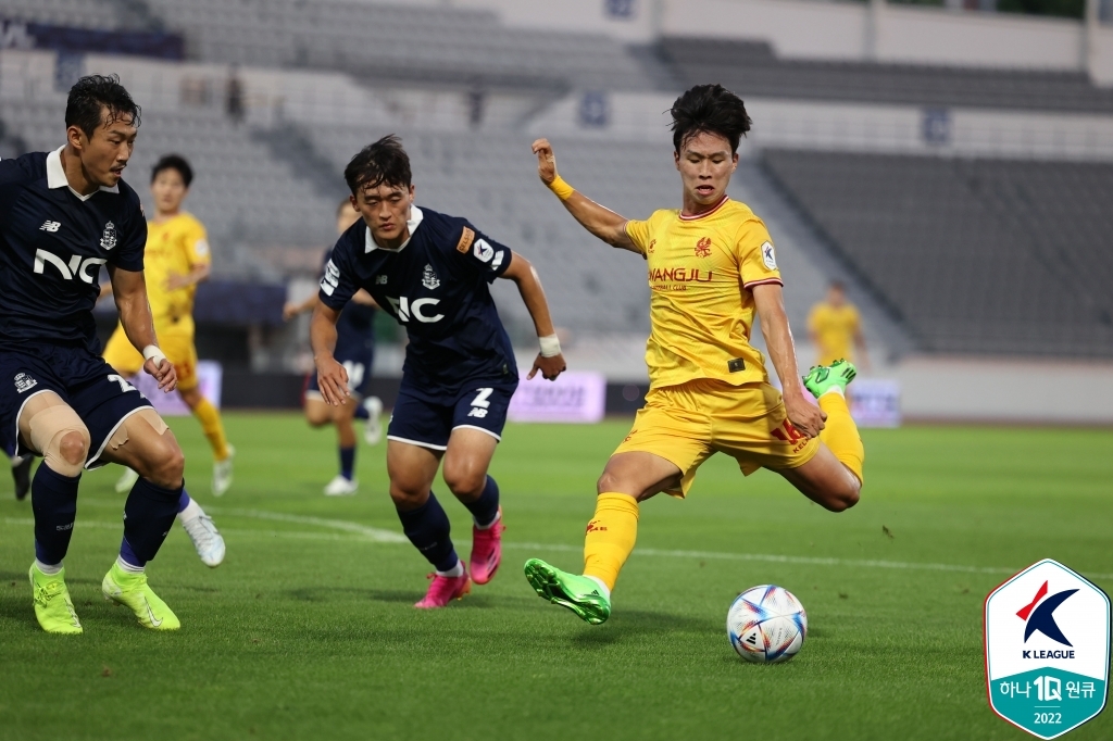 K리그2 선두 광주, 이랜드 4-0 대파…10경기 무패 행진