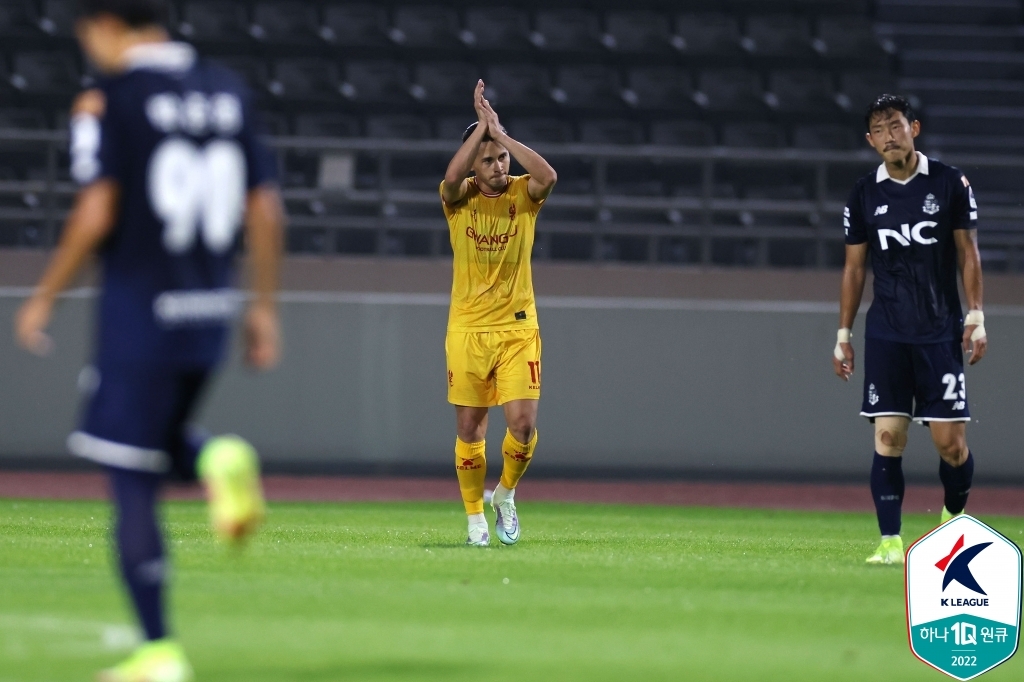 K리그2 선두 광주, 이랜드 4-0 대파…10경기 무패 행진