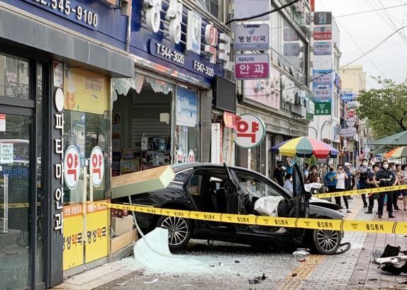 창원 진해구 중앙삼거리서 승용차가 택시·약국 들이받아