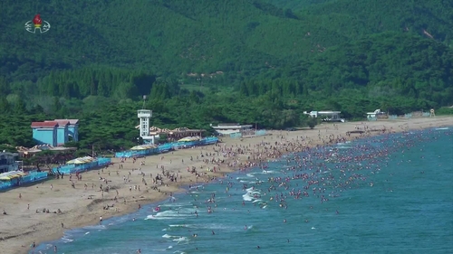 코로나 극복 선언 북한, 여름 막바지에 피서지 인산인해(종합)